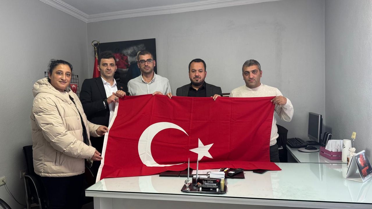 AK Parti’den Muhtarlara Türk Bayrağı Jesti!