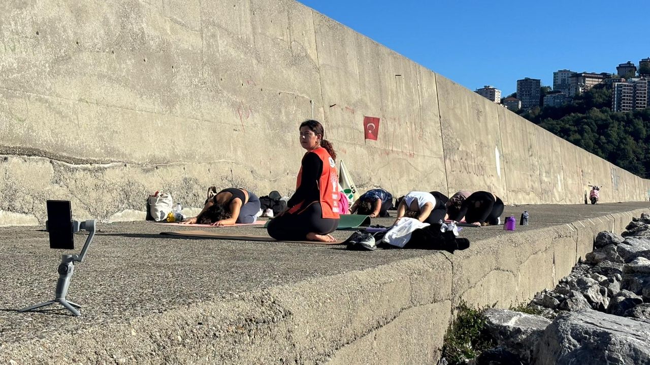 Güne Yoga ile Başladılar! TEMA Gönüllüleri sahilde buluştu