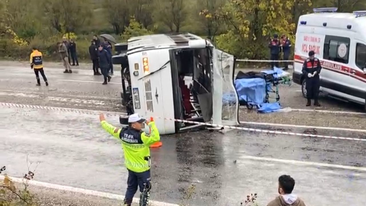 Son Dakika! İşçi minübüsü Devrildi! Ölen ve Yaralananlar var!