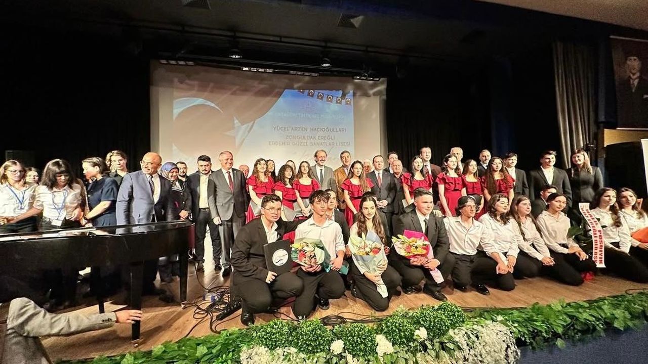 Sanatın Kalbi Ereğli’de Attı: “Kim Var?” Gecesi Ayakta Alkışlandı!