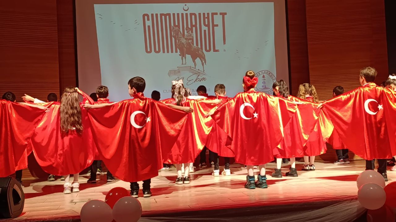Miniklerden Büyük Coşku... Fener İlkokulu’nda Cumhuriyet Bayramı Coşkusu..