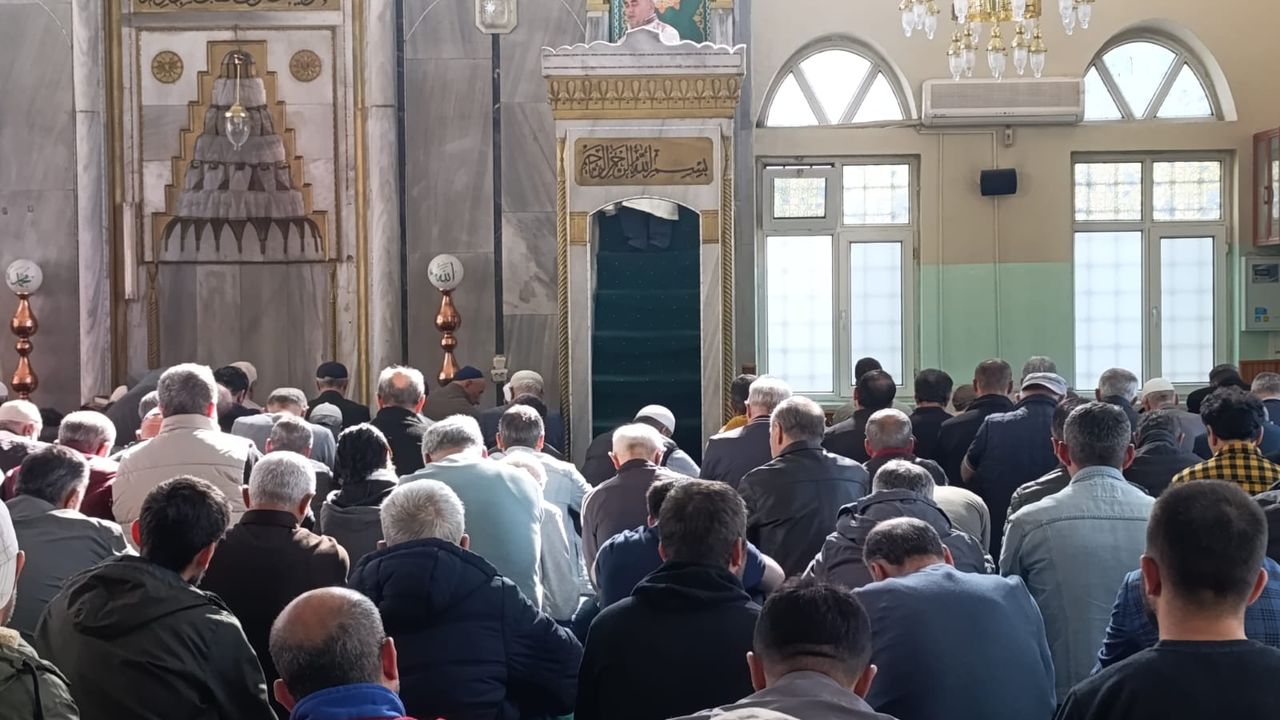 Cuma Hutbesinde Çağrı: "Lüks ve İsraf İçeren Düğünler yapmayın. Aileyi Sapkın İdeolojilerden Koruyalım!"