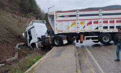 Yol kenarındaki toprak yığınına çarptı!