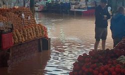 Halk pazarı sular altında kaldı.