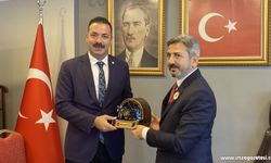 Başkan Çağlayan’dan Bakan Ahmet Aydın’a madenci heykeli