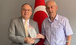 KGD Başkanından Vali’ye plaket…