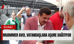 Muammer Avcı, vatandaşlara aşure dağıtıyor