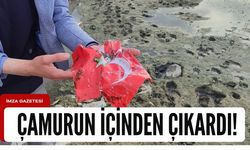 Çamura saplanan Türk Bayrağını çamurdan çıkardı!