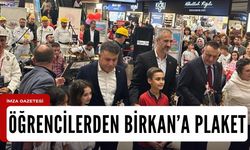 Öğrencilerden Mimar Fırat Birkan'a plaket