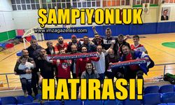Zonguldaksporlu taraftarlar ve kulüp yönetiminden İzmir’de şampiyonluk pozu!