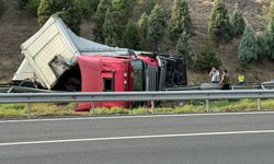 Kolonya yüklü tır devrildi!