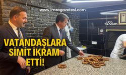 Eski bakan vatandaşlara simit ikram etti!