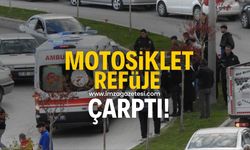 Motosiklet refüje çarptı! Yaralılar var