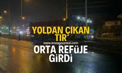 Yoldan çıkan tır refüje girdi