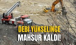 Çayın debisi yükseldi iş makinası üzerinde mahsur kaldı