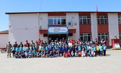 Jandarma Ekipleri Burunkaya Şehit Emrah Kartal İlkokulu’nu Ziyaret Etti...