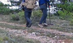 Dedektörle define arayan 2 kişi fotokapana yansıdı...