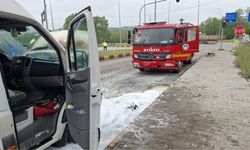 Hareket halindeki minibüs alev aldı...