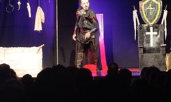 ZONGULDAK’TA SAHNEDE TEK KİŞİLİK FIRTINA: “MACBETH” AYAKTA ALKIŞLANDI