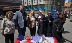 Kilimli'de CHP annelere çiçek takdim etti...