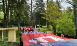 Zonguldak'ta 106 Liseliden 106 metre uzunluğundaki Türk Bayrağı ile görkemli yürüyüş!