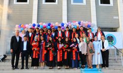 Kep atarak değil, ailelerinin ve öğretmenlerin ellerinden öperek diploma aldılar...