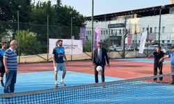 Kaymakam ayak tenisi oynadı!