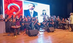 ARABESK KONSERİ GÖNÜLLERİ TİTRETTİ, SALON ALKIŞA DOYDU