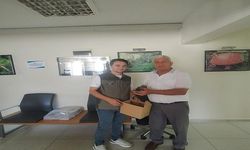 İncivez Mahalle muhtarı Hüseyin Cevher yaralı güvercine sahip çıktı.