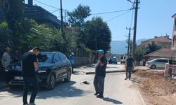 Telefon direği otomobilin üzerine devrildi