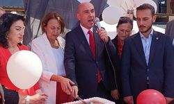 Zonguldak'ta CHP'nin kuruluşunun 102. yıl dönümünde kuruluş yılı pastası kesildi...