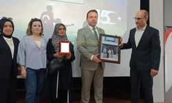 İl Milli Eğitim Müdürü Keskin, Şehit Annesinin elini öperek hediyesini takdim etti!