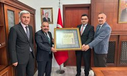 Zonguldak İl Müftüsünden Alaplı Kaymakamına Hat Sanatı işlemeli Tablo Hediye