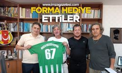 Forma Hediye Ettiler. Kozlu Belediyespor'dan Zonguldak Gazeteciler Cemiyeti 'ne Ziyaret