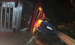 Tır otomobilin üzerine devrildi