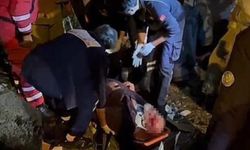 Feci kaza! Takla attı  sürücü sıkıştı!