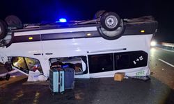 Bariyerlere çarpan minibüs ters döndü! Yaralılar var