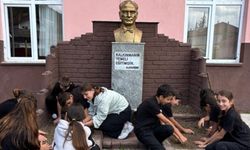 Gelik Ayiçi 100. Yıl Ortaokulu Öğrencileri çim ve çiçek tohumları ekti...