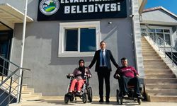 Belediye Başkanı Uzun, Engelli Vatandaşlara Tekerlekli Sandalye Hediye Etti