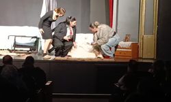 Aile Yadigarı Yüzük Kavgası Sahnede İzleyenleri Kahkahya Boğdu