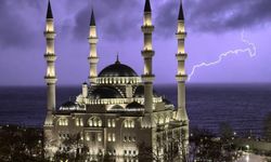 Uzunmehmet Camii’nin silueti üzerinde beliren şimşekler görsel bir şölen oluşturdu