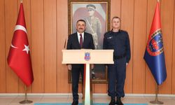 Vali Osman Hacıbektaşoğlu, İl Jandarma Komutanlığını ziyaret ederek yürütülen çalışmalar hakkında bilgi aldı.