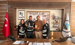 Motor Tutkunlarından Anlamlı Ziyaret: “Motorcu Dostu Başkan”a Teşekkür Plaketi