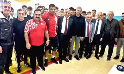 Milletvekili Bozkurt, Olimpiyat üçüncüsü güreşçiyi ziyaret etti...