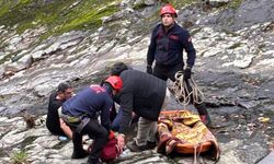 Şelaleleri gezen muhtar 30 metre yükseklikten düştü!