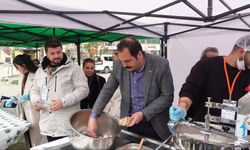 Kozlu Belediye Başkanı Regaip Kandili'nde Halka Lokma ikram Etti...