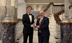 Akif Manaf’a Bir Barış Ödülü Daha: Dünyaca Ünlü Yazar Egeyön Barış Ödülünü Aldı