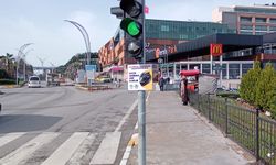 Zonguldak’ta Kask Farkındalığı: Trafik Işıklarına Uyarıcı Tabelalar Asıldı