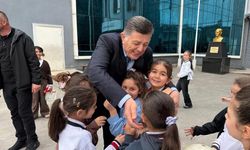 Minik Öğrenciler Belediye Başkanını Bağırlarına Bastı!