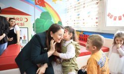 Vali Çocukları Kucakladı